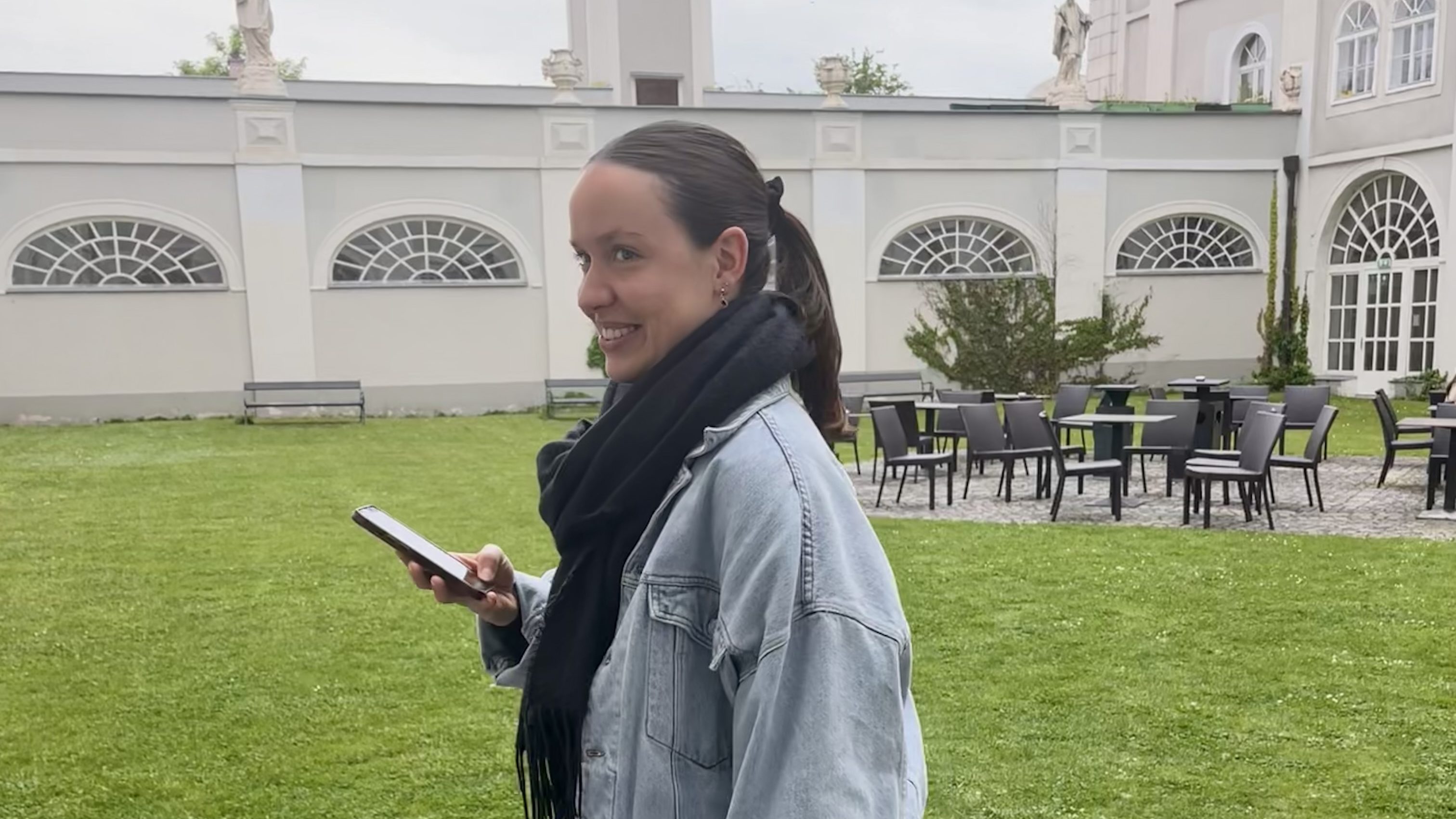 Ich an unserem letzten Unterrichtstag an der FH. Nachdem der größte Lernstress erstmal vorbei ist, ist die Vorfreude groß.