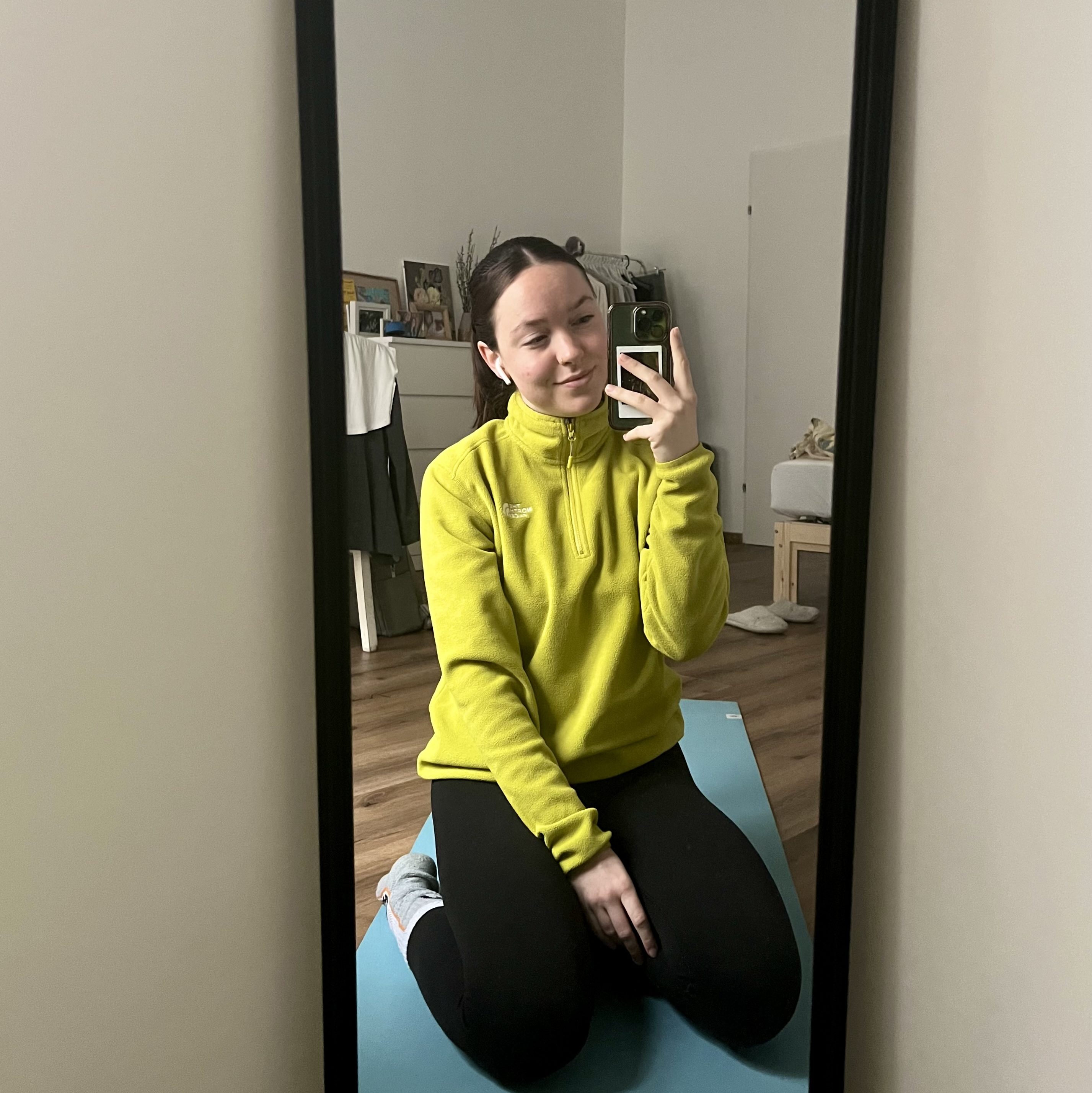 Ich vor meiner täglichen Sporteinheit am Morgen, damit die Hosen bald wieder passen.